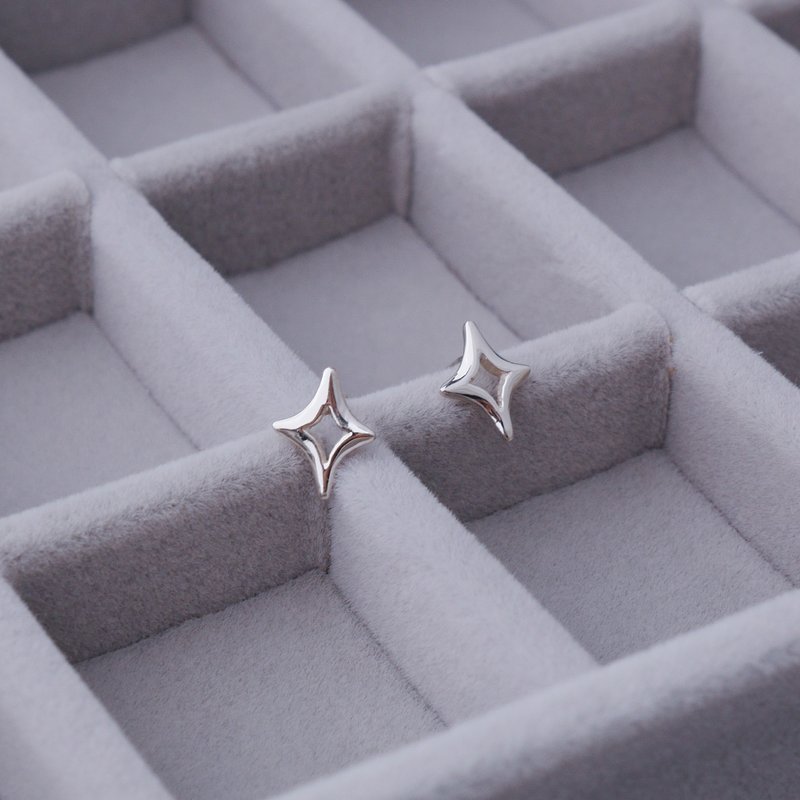 Hollow Star Starburst∣ Sterling Silver Handmade Earrings - ต่างหู - เงินแท้ สีเงิน