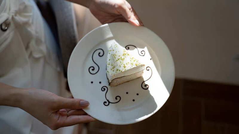 Japanese pottery writer Takeguchi wants to make a white plate by hand - Plates & Trays - Pottery White