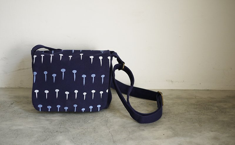 moshimoshi | Small School Bag-Diced Shiitake - กระเป๋าแมสเซนเจอร์ - ผ้าฝ้าย/ผ้าลินิน สีน้ำเงิน