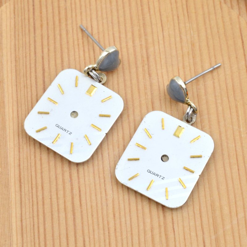 白金色配水鑽方形古董錶面耳環  Golden Vintage Dial Earrings - 耳環/耳夾/耳骨夾 - 其他金屬 白色