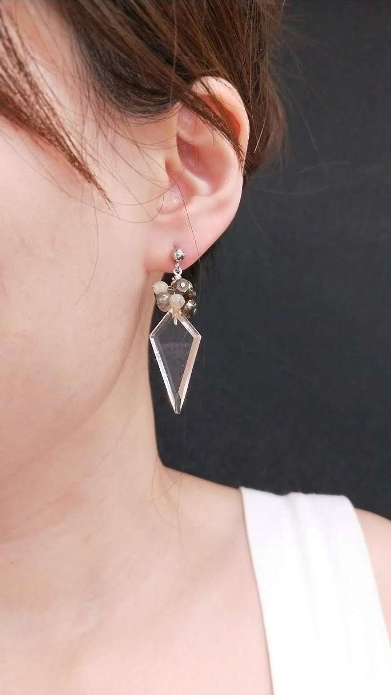 earring. Various colors of crystal * cone-shaped white crystal ear clip ear clip earrings - ต่างหู - คริสตัล สีใส
