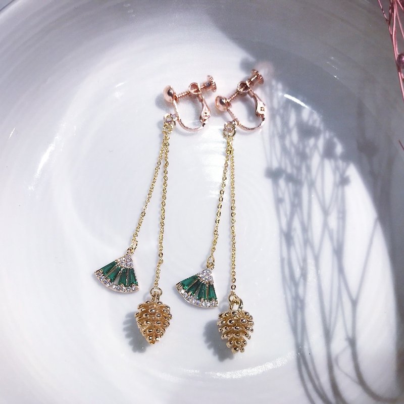 Fishtail and small pinecone [plated 14k gold] - ต่างหู - โลหะ สีเขียว