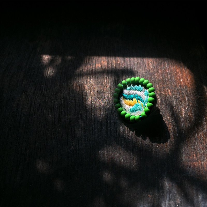 迷你手工刺繡胸針/別針 彈珠汽水 - 胸針 - 繡線 綠色
