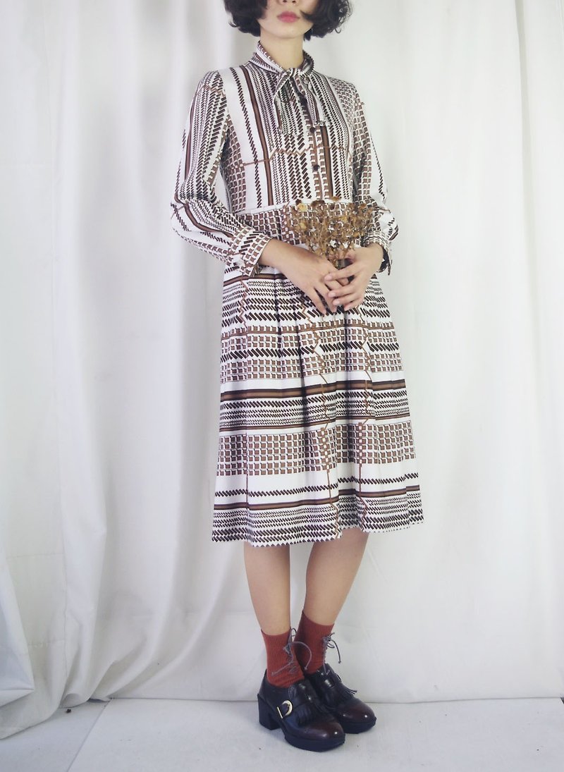 Treasure Hunting - Geometry White Cube Laced Knit Vintage Dress - ชุดเดรส - กระดาษ สีนำ้ตาล