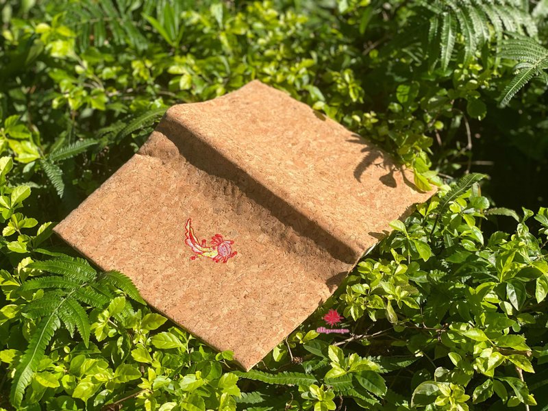 【旅行のファーストチョイス】六角形恐竜ホビー刺繍入りコルクブックカバー - ブックカバー - コルク・松 