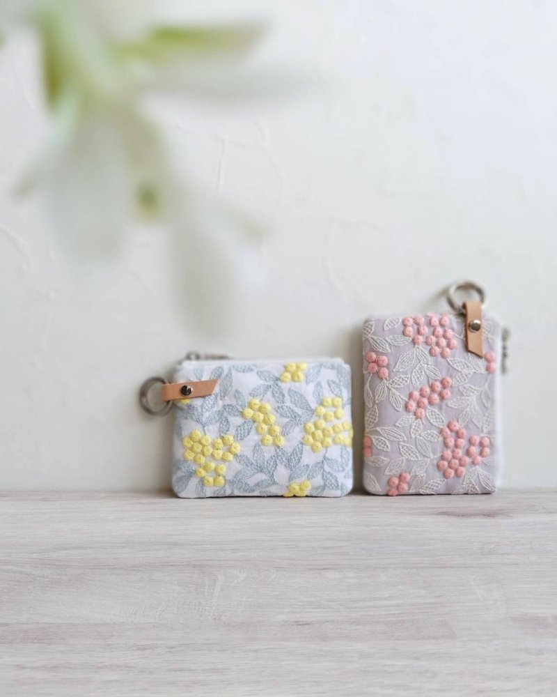 【FQ10/方塊小錢包】日本刺繡 金合歡 黃 粉 日本刺子布 法國銀蔥 - 零錢包/小錢包 - 棉．麻 多色