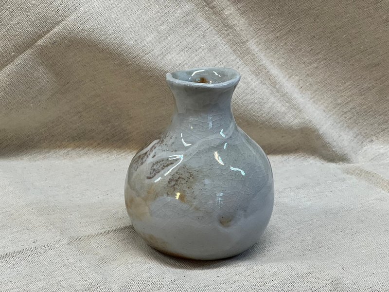 Shino Glazed Firewood Hand Pinch Vase - เซรามิก - ดินเผา สีเทา