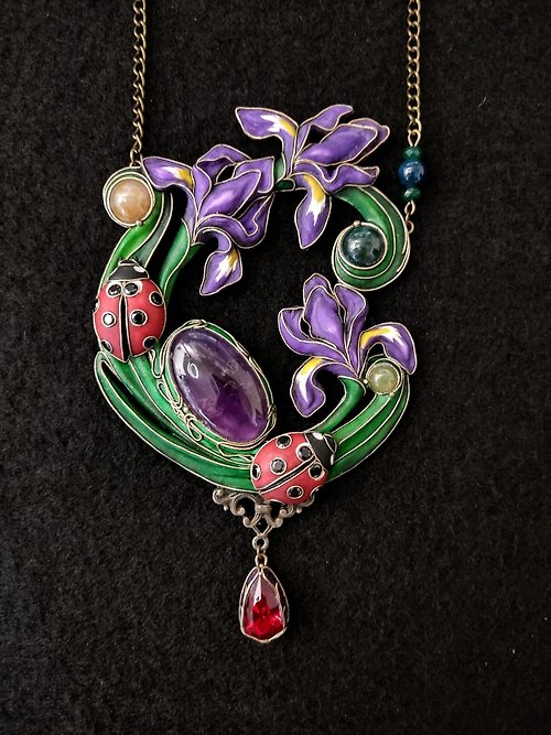 Lorentina Japanese Iris,Fringed Iris Necklace,Shaga Flower, Ladybugs necklace
