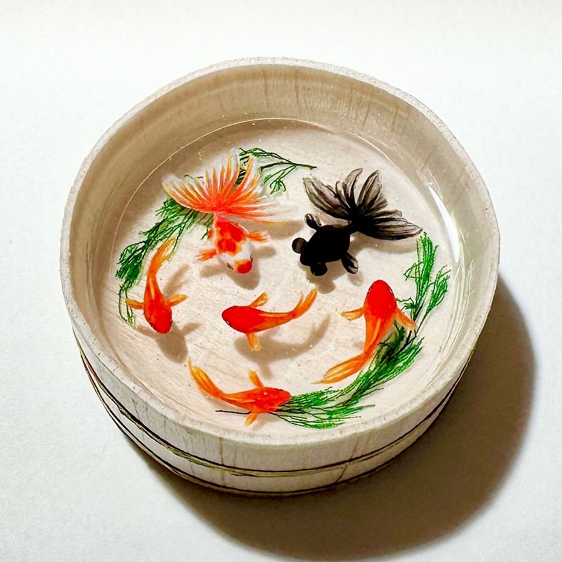 Made to order　Goldfish swimming in a wooden tub　miniature　ornament - ของวางตกแต่ง - เรซิน 