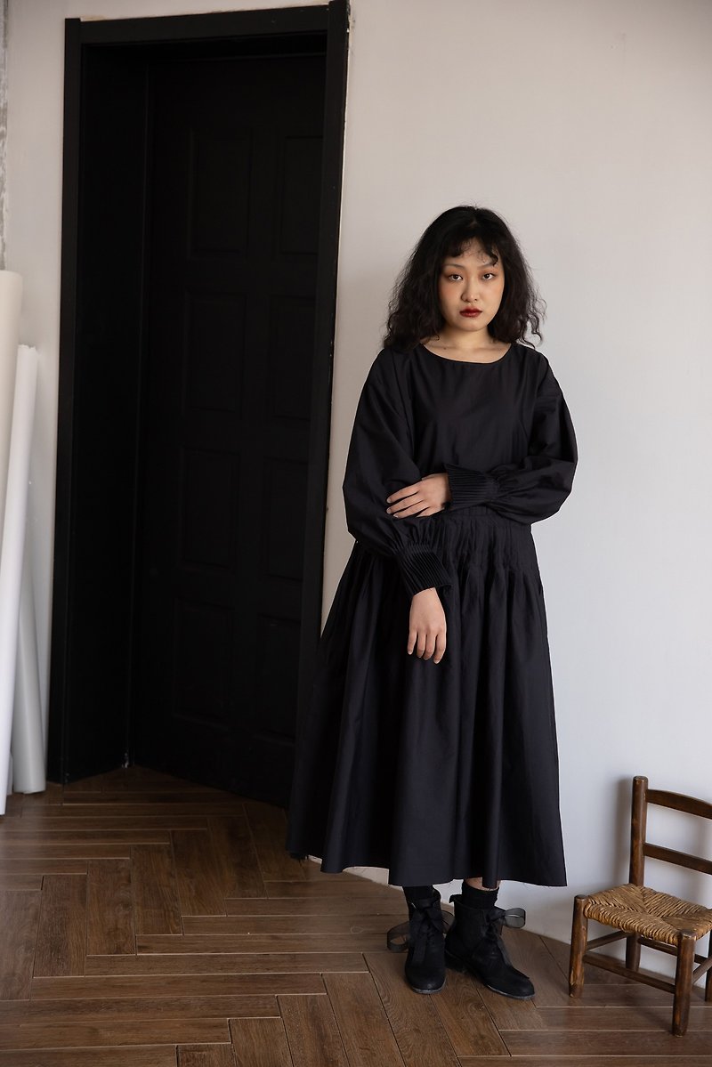 日本の輸入生地ブラックコットンハンドプレスプリーツ生エッジ巾着ルーズドレス