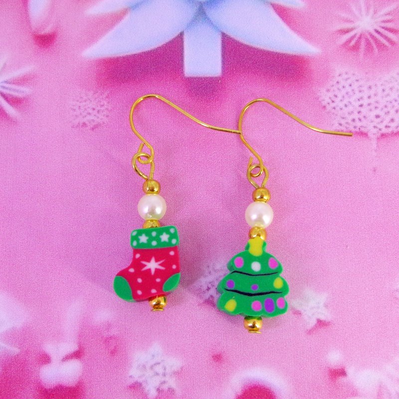 Handcrafted Christmas-Themed in Christmas Tree Stocking shaped Dangle Earrings - ต่างหู - วัสดุอื่นๆ สีเขียว