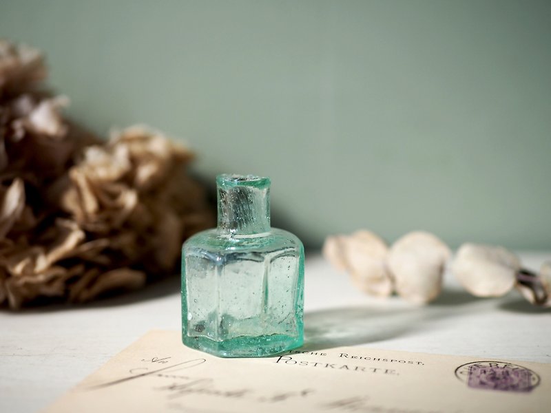 British antique mini glass ink bottle B - ของวางตกแต่ง - แก้ว 