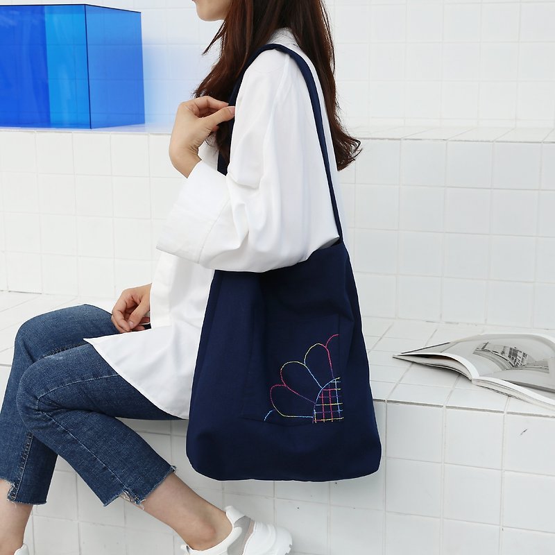 Cotton Canvas Shoulder bag: Navy Blue - กระเป๋าถือ - ผ้าฝ้าย/ผ้าลินิน สีน้ำเงิน