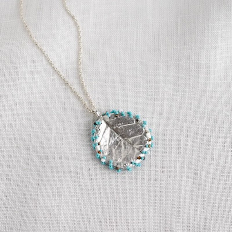 Feijoa leaf stitched necklace {P081SV} - 項鍊 - 其他金屬 