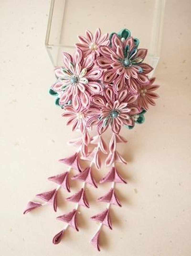 Knob work Kanzashi made from old cloth <Yamacoco II / Peach> Perfect for coming-of-age ceremonies and celebrations ♪ - Hair Accessories - Silk Pink