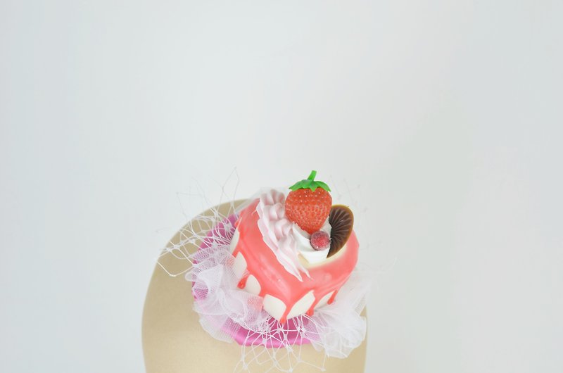Fascinator Headpiece with Heart Shaped Strawberry Cream Cake and White Veil - เครื่องประดับผม - วัสดุอื่นๆ สึชมพู