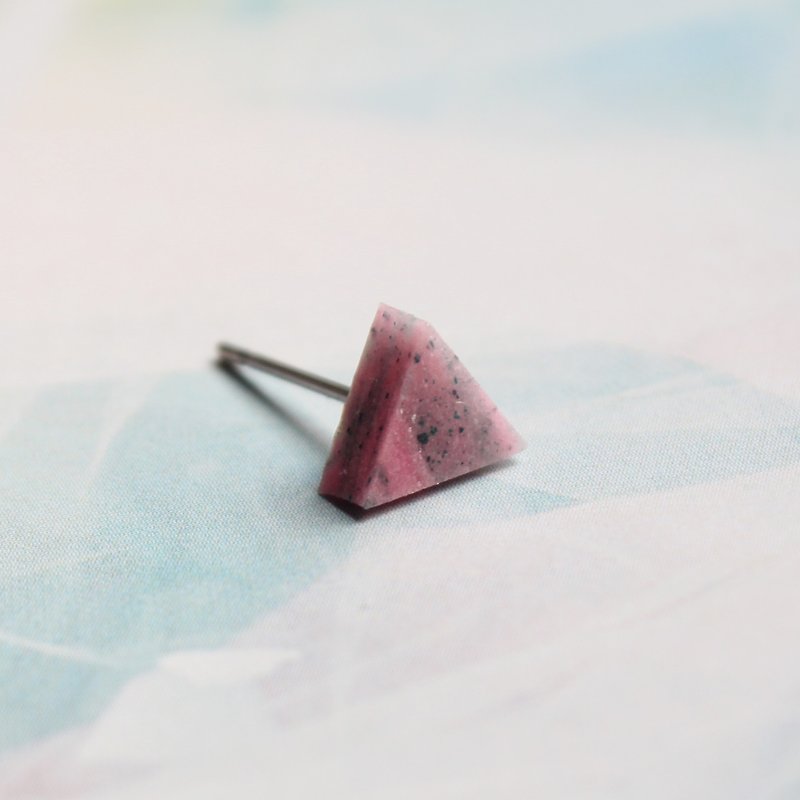 Triangle Earrings ▽ 127 / Pale Shelter ▽ Single Stud - Earrings & Clip-ons - Clay Pink