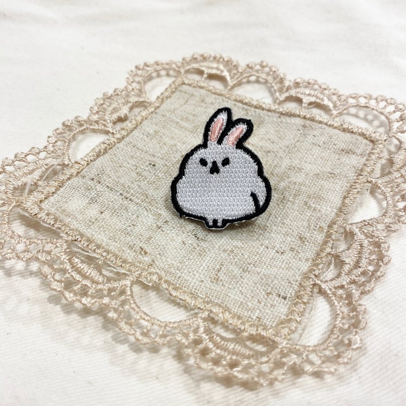 Embroidery pin-little rabbit - เข็มกลัด/พิน - งานปัก ขาว