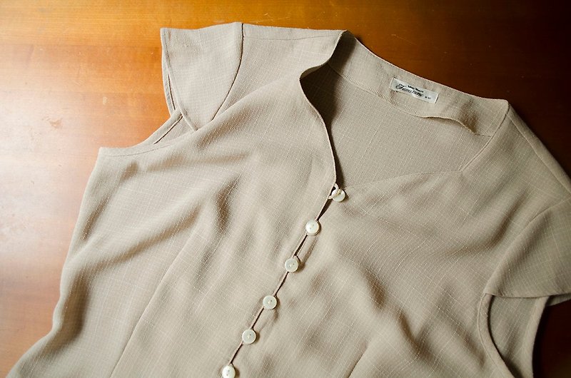 闺秀Light beige fine gauze retro shell buckle V-neck vest top shirt | vintage Wan Hao vintage - Women's Tops - Polyester 