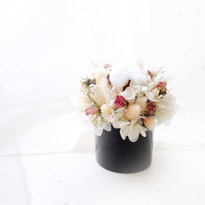 ランチティーパーティー、赤いベリー色の小さな丸いテーブルの花、白い綿とミニローズドライフラワーセレモニー - ドライフラワー・ブーケ - 寄せ植え・花 ピンク
