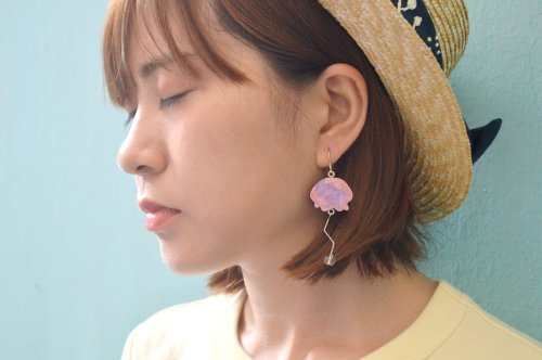 江小妮研物所 自由海洋 粉紫色小水母耳環耳夾 手繪木製 雙面上色 樹脂封層