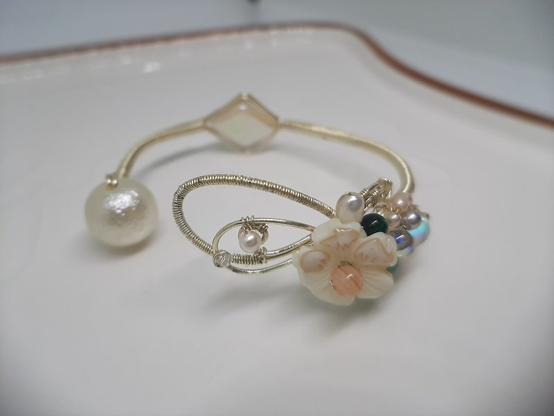 Romantic bracelet with sea and natural flowers and plants - สร้อยข้อมือ - โลหะ สีเงิน