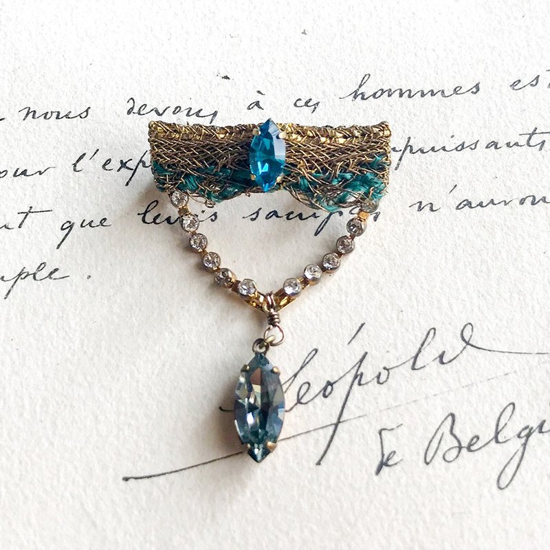 カーテンコール  Brooch gold×blue - 胸針 - 聚酯纖維 藍色