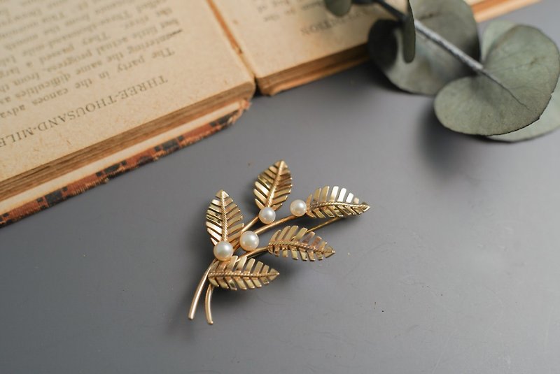 1960s American Antique Brand Van dell 12K Gold Faux Pearl Fruit Leaf Brooch - Brooches - Other Metals Gold