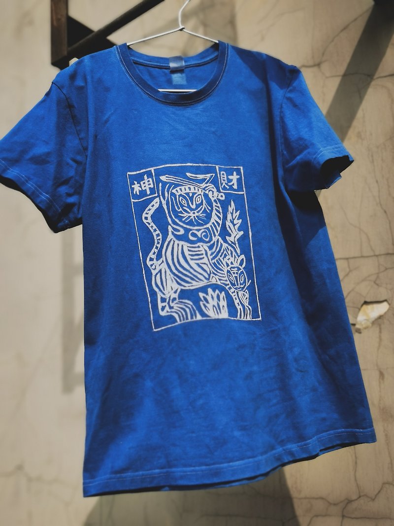 Discard original designs. Hand-painted batik plant blue dyed men's and women's same T-shirt INDIGO - เสื้อยืดผู้ชาย - ผ้าฝ้าย/ผ้าลินิน 