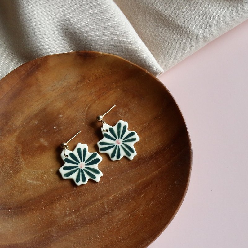 グリーンの花のイヤリング - ピアス・イヤリング - 陶器 