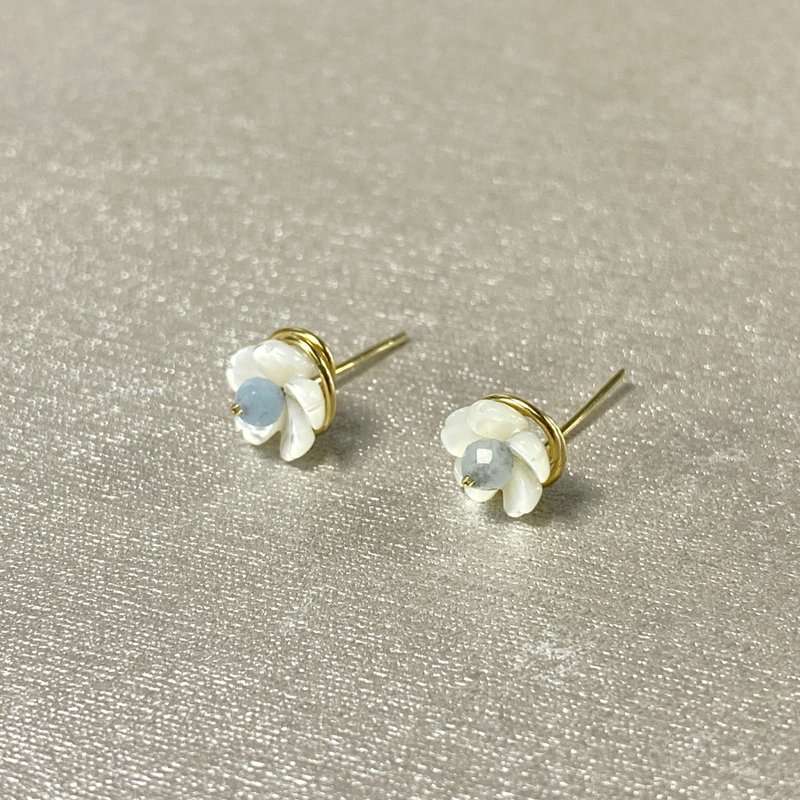 White flower and butterfly earrings - ต่างหู - เครื่องประดับพลอย 