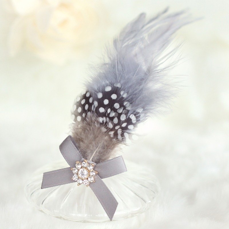 Feather with Ribbon Decoration Hair Clip - เครื่องประดับผม - วัสดุอื่นๆ สีเทา