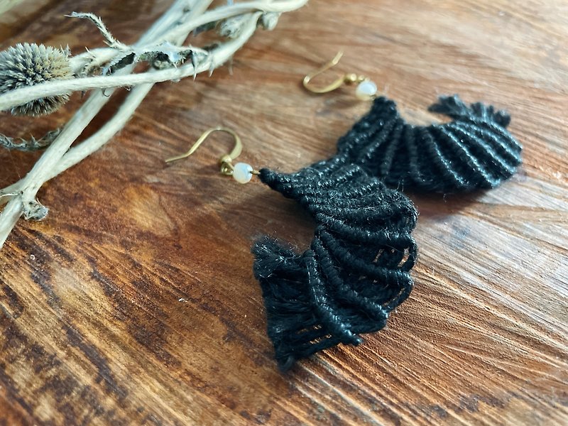 [Pearl] Mermaid woven Bronze earrings black sea floor - Earrings & Clip-ons - Cotton & Hemp Black