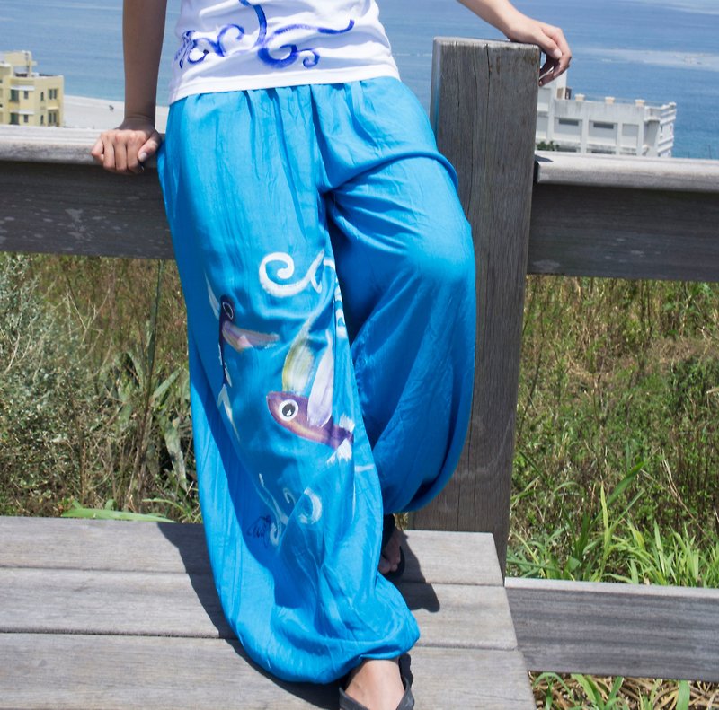 Flying fish painted by hand dyed cotton Linen pants (neutral models / trousers / pants) - กางเกงขาสั้น - ผ้าฝ้าย/ผ้าลินิน 