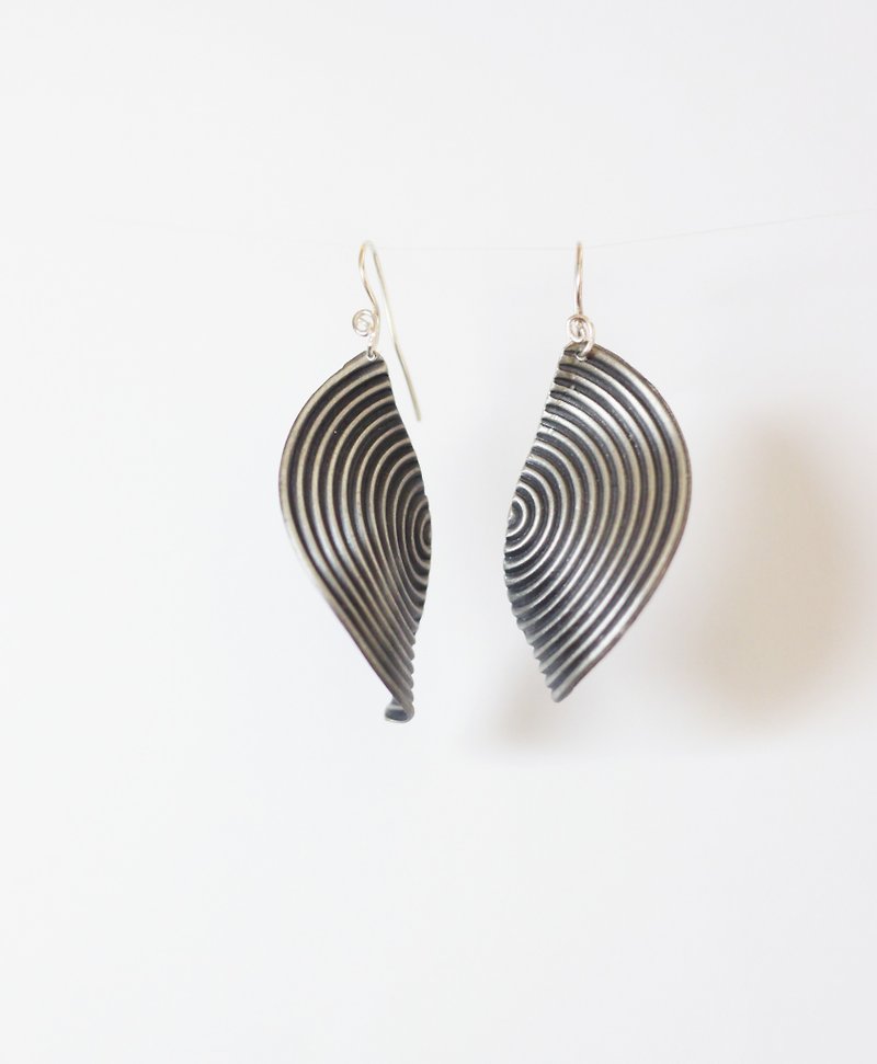 Antique silver semicircular wave earrings - ต่างหู - โลหะ สีเงิน