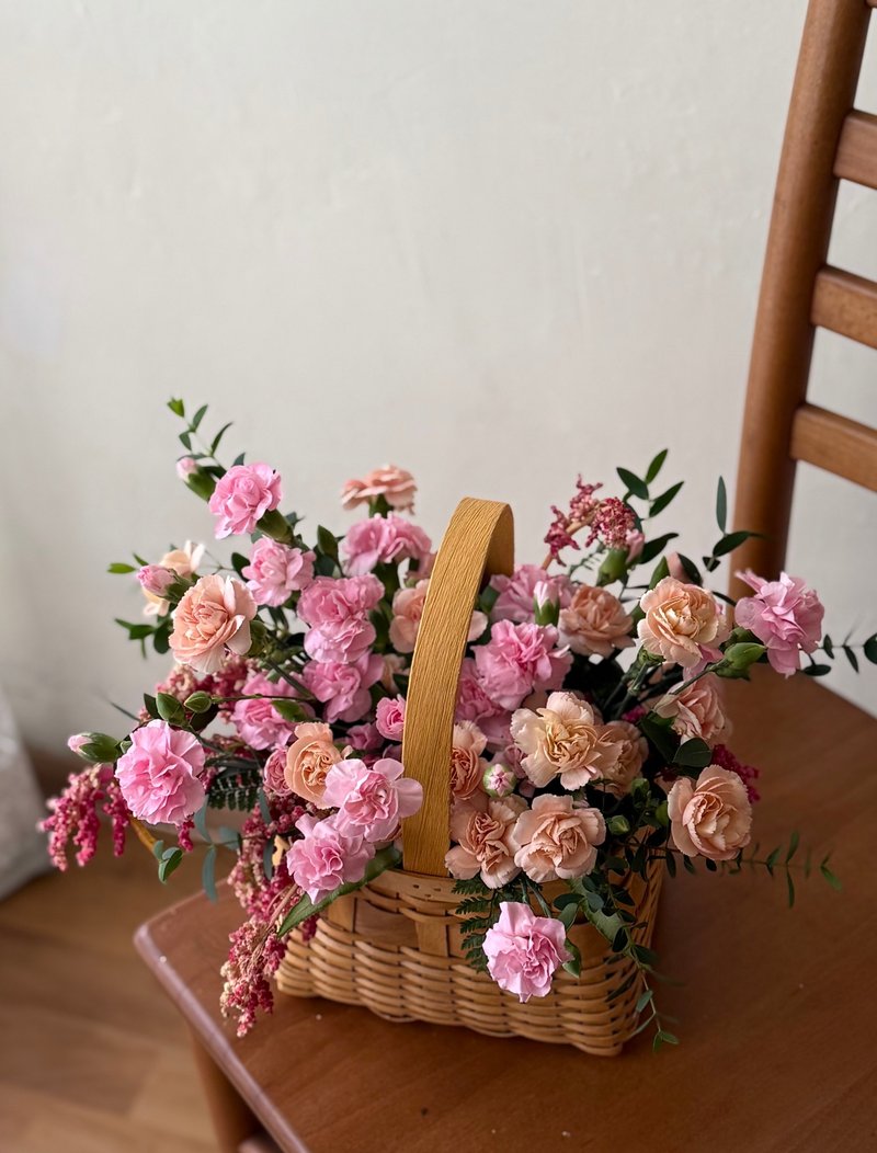混色康乃馨 粉+膚色 提籃花 母親節花籃 鮮花提籃 母親節禮物 - 擺飾/家飾品 - 植物．花 粉紅色