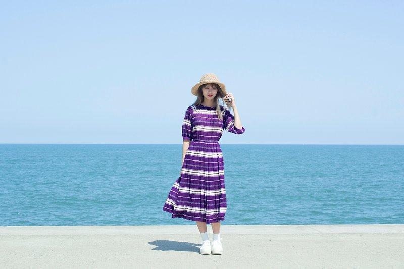 Purple and white stripes, five-point sleeves, vintage dress - ชุดเดรส - เส้นใยสังเคราะห์ สีม่วง