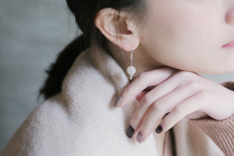 ZHU. Handmade Earrings | White Moon (Christmas Gift / Natural Stone / Sterling Silver / Ear Clip) - ต่างหู - เครื่องเพชรพลอย ขาว