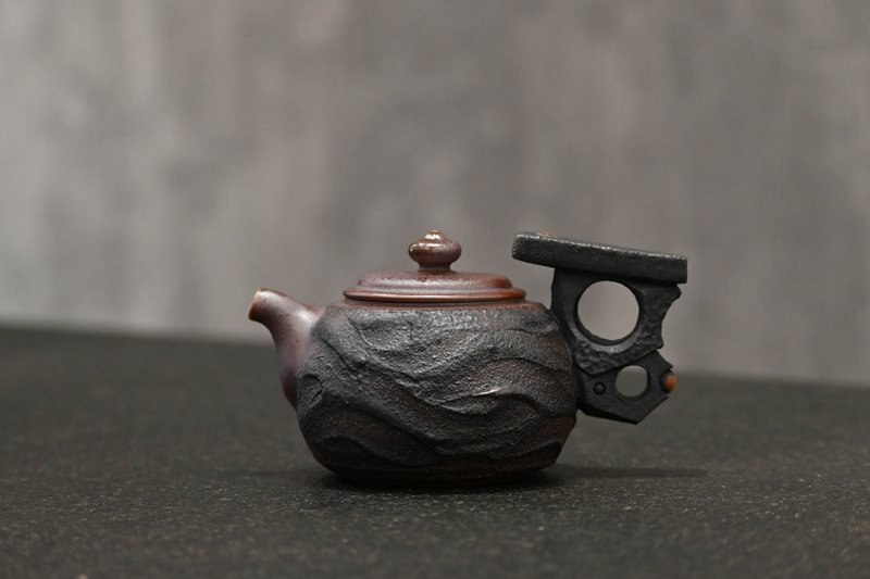 柴燒造型正把壺 柴燒壺 茶壺 手作壺【臻麟陶藝】 - 茶壺/茶杯/茶具 - 陶 