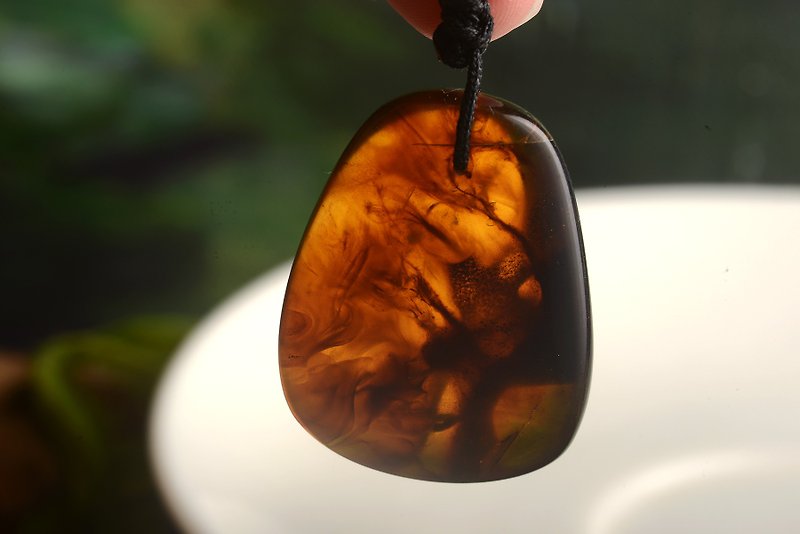 【VVEDA AMBER】Unoptimized amber pendant with flowing lines of tea amber/tea amber/may contain plant contents - สร้อยคอ - คริสตัล สีทอง