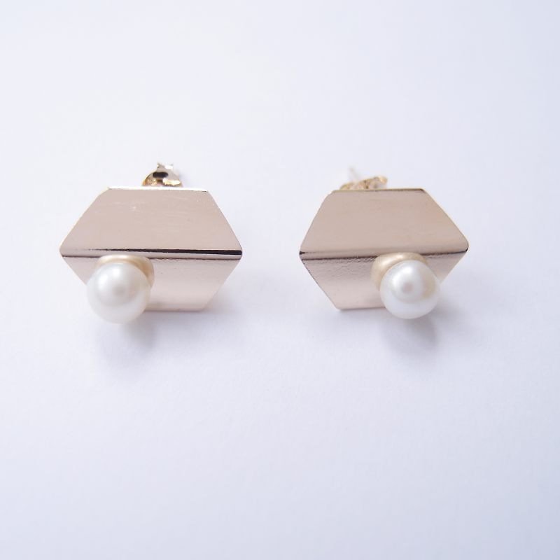 Classic pearl metal earrings - ต่างหู - โลหะ สีทอง