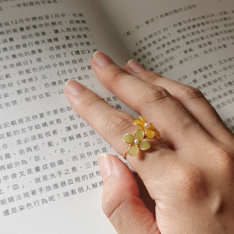 【Veverka】Double flower ring-ring birthday gift flower ring resin flower matte glue - แหวนทั่วไป - เรซิน สีเหลือง