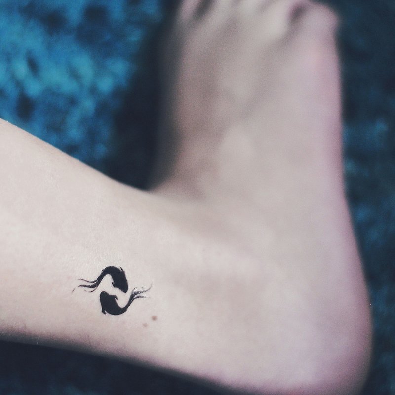 TOOD Tattoo Sticker | Ankle Position Small Goldfish Animal Tattoo Pattern Tattoo Sticker (4 pieces) - สติ๊กเกอร์แทททู - กระดาษ สีดำ