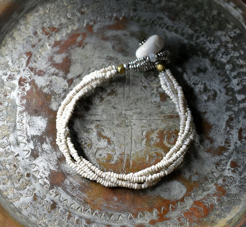 アンティークホワイトシードビーズとグーズベリーのオールホワイト4連ブレス　貝留め金 - 手鍊/手環 - 玻璃 白色