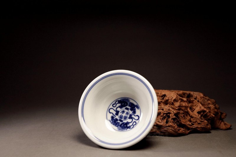 [Tangled branches pressed hand cup] Yanhuang Earth Art Longshan Hall Jingdezhen pure handmade blue and white porcelain 150cc - ถ้วย - ดินเผา สีน้ำเงิน