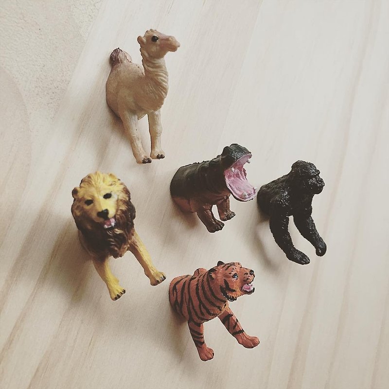 動物の磁石ライオン。オランウータン。タイガー。カバ。ハーフレングスラクダ動物磁石 - マグネット - プラスチック 多色