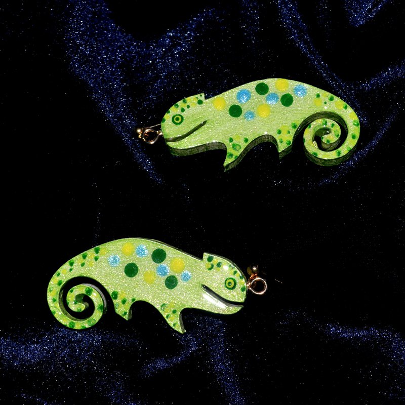 Green chameleon polka dot fun earrings hand painted wooden handmade - Earrings & Clip-ons - Wood Green