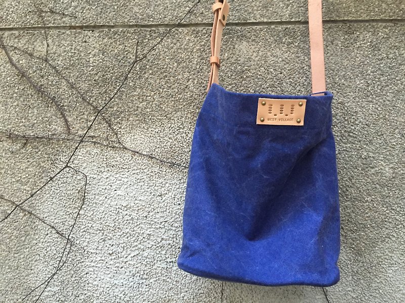 Washed canvas square bag / Street Bucket Bag / Canvas / Cow leather handle / Limited dark blue / New - กระเป๋าแมสเซนเจอร์ - ผ้าฝ้าย/ผ้าลินิน สีน้ำเงิน