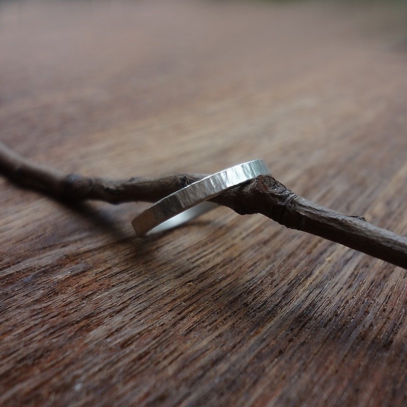 Wood Grain Hand Forged Sterling Silver Ring - แหวนทั่วไป - โลหะ สีเงิน