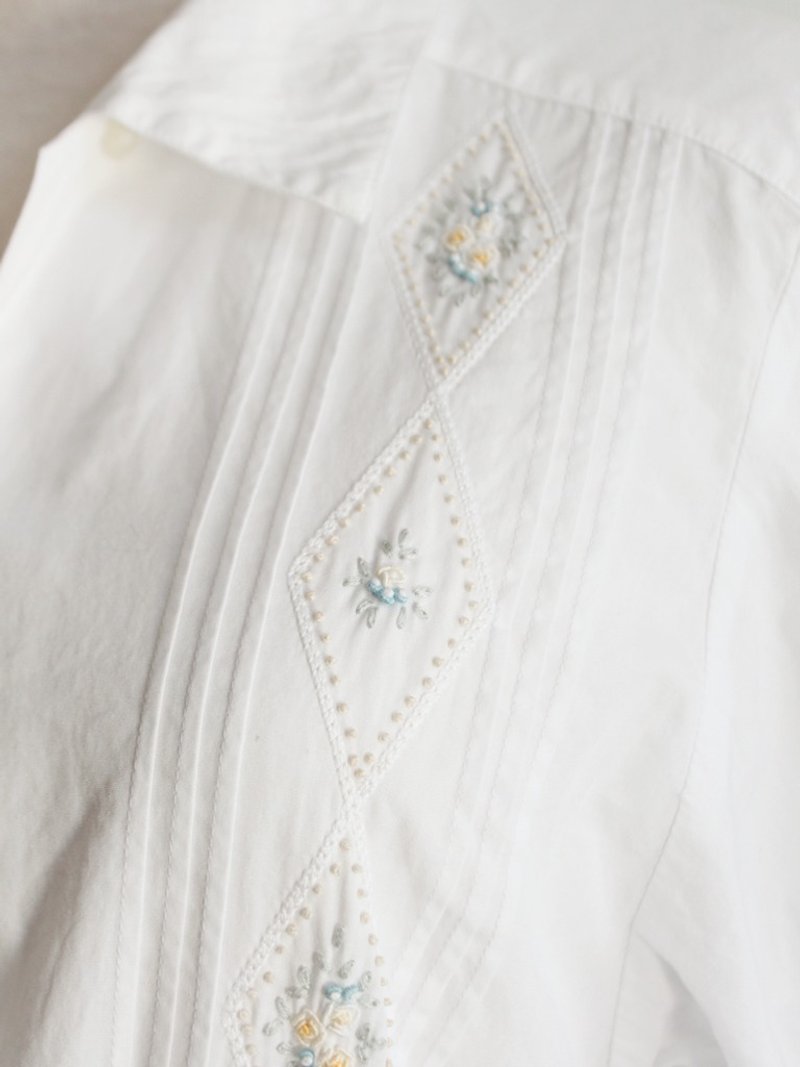 ヨーロッパとアメリカの小さな花の刺繡綿のリメイク半袖ウエストホワイトヴィンテージシャツ-欠陥スペシャル